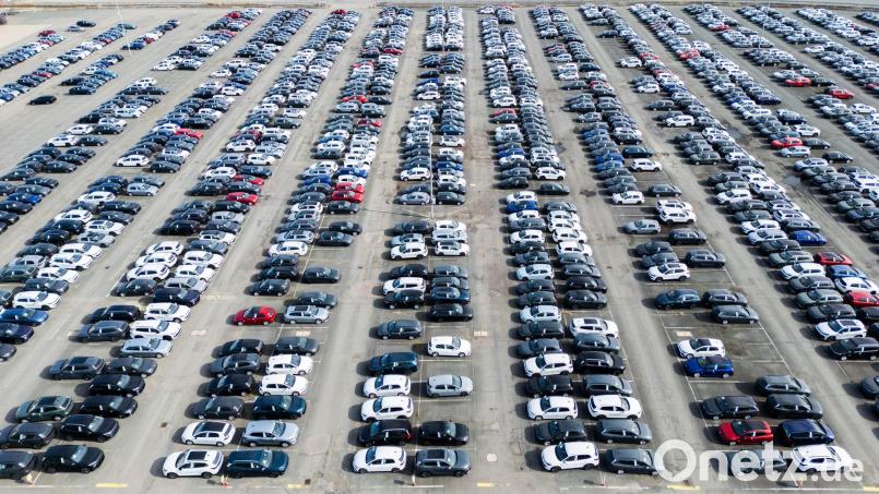 Der VW-Konzern liefert weltweit weniger Autos aus. (Archivbild) Bild: Julian Stratenschulte/dpa