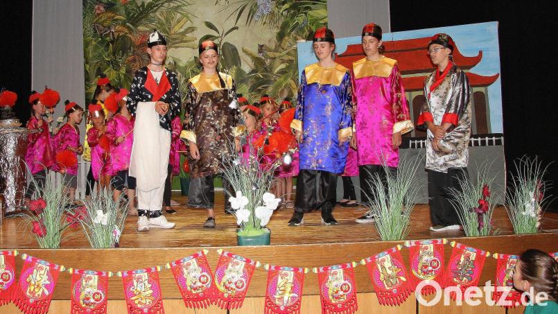Mit ein Garant für den Erfolg sind die bunten und selbstgeschneiderten Kostüme, wie sie auch bei der "Chinesischen Nachtigall" getragen wurden. Archivbild: wro