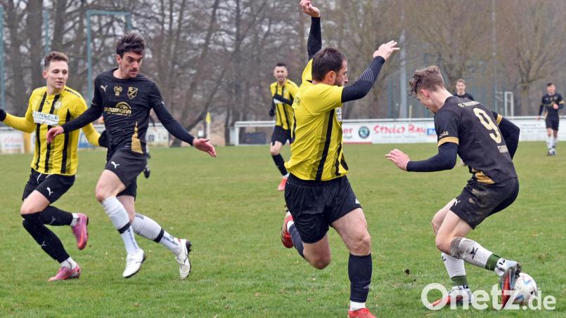 Im Spitzenspiel der Kreisliga 2 trennten sich der FC Tirschenreuth und der SV Poppenreuth leistungsgerecht 0:0. FC-Torjäger Nico Stark (rechts) hatte gegen die Gästeabwehr einen schweren Stand. Bild: Gebert