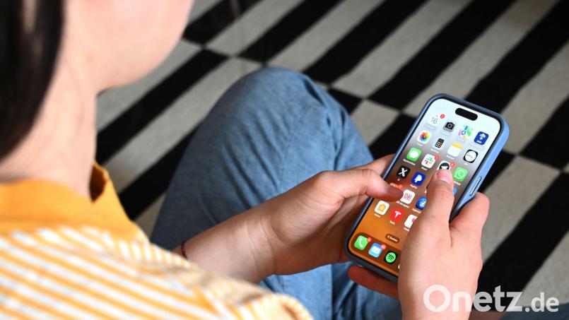 Auch in Deutschland wird debattiert, die Nutzung sozialer Netzwerke für Kinder und Jugendliche zu beschränken. (Symbolbild) Bild: Elisa Schu/dpa