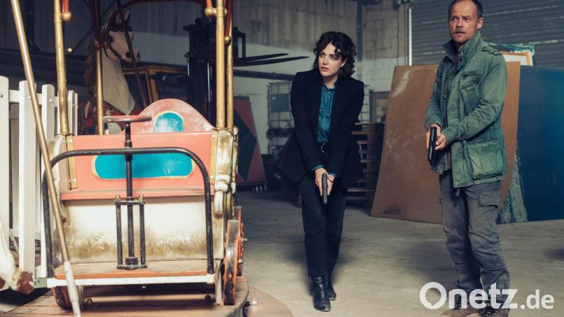 Maria Eisler und Micha Oberländer verschlägt es in ihrem neuen Fall auf den Jahrmarkt. In einer Riesenrad-Gondel wurde die Leiche einer Frau gefunden. Bild: Manuel Paul/ZDF/dpa