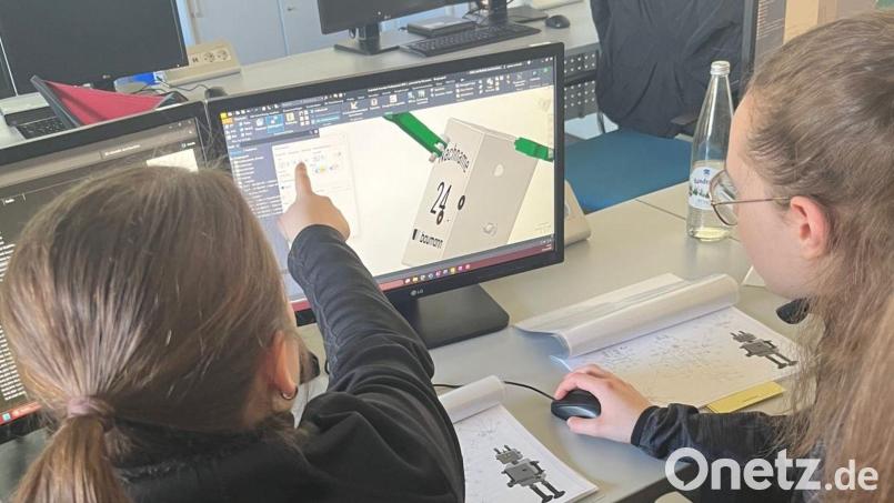Hightech live!-Camp bei der Baumann GmbH in Amberg. Hier wird im CAD Programm die Konstruktion des Roboters erstellt. Bild: Janis Klippel