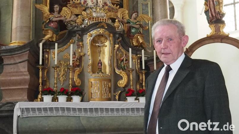 So kannten die Gläubigen den "Mesner-Sepp" Josef Riedl, hier am Altar in der Wallfahrtskirche Mariä Heimsuchung am Fahrenberg. 2023 wurde er von Bischof Rudolf Voderholzer mit der Mesner-Ehrennadel in Gold ausgezeichnet. Bild: fvo