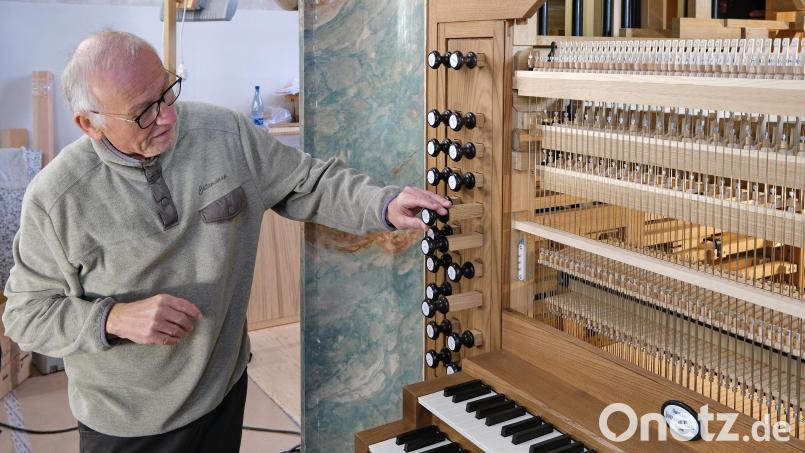 Gerhard Siegl, der Sachverständige der Diözese, sieht und hört immer sehr genau hin. Auch bei der neuen Orgel in St. Georg in Amberg. Bild: Rudolf Ettl
