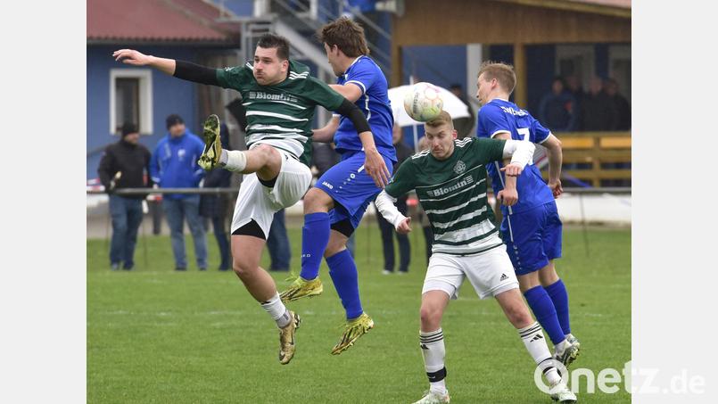 Die Kicker des TSV Dieterskirchen (grüne Trikots) hauten sich beim SV Diendorf voll rein und entführten mit dem 4:0 drei ganz wichtige Punkte,. Bild: Hans Mark