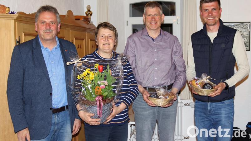 Bürgermeister Hermann Mertel (von links) verabschiedete die drei Gemeinderäte Rita Hafner, Stefan Steger, und Jürgen Leißner mit sehr persönlichen Worten des Dankes. Bild: mfh