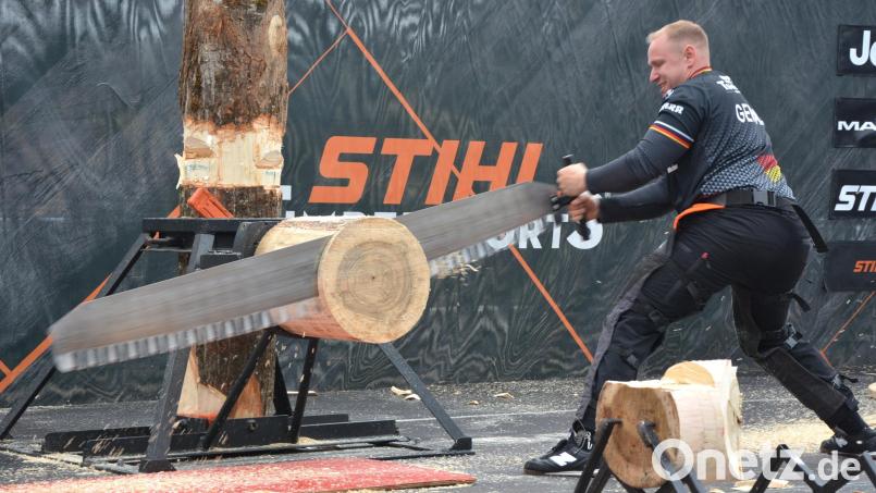 Florian Hägele an seiner rund zwei Meter langen Einmannsäge. Bild: jr
