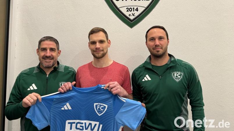 Der Trainer des FC OVI/Teunz, Christian Zechmann (links), und Spieler Artur Kerbel (rechts) begrüßen mit Torwart Christian Bleistein (Mitte) einen neuen Torwart für die kommende Saison. Bild: Löffelmann