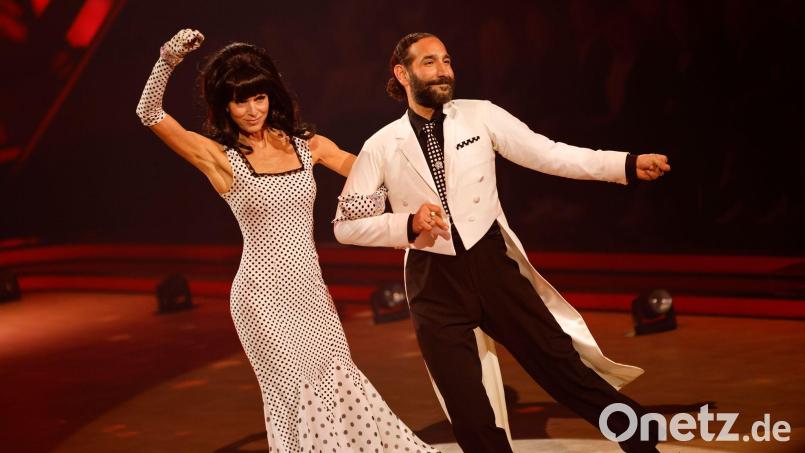 Aus gesundheitlichen Gründen ist Esther Schweins (l.) vorzeitig raus aus der Show. (Archivbild) Bild: Thomas Banneyer/dpa