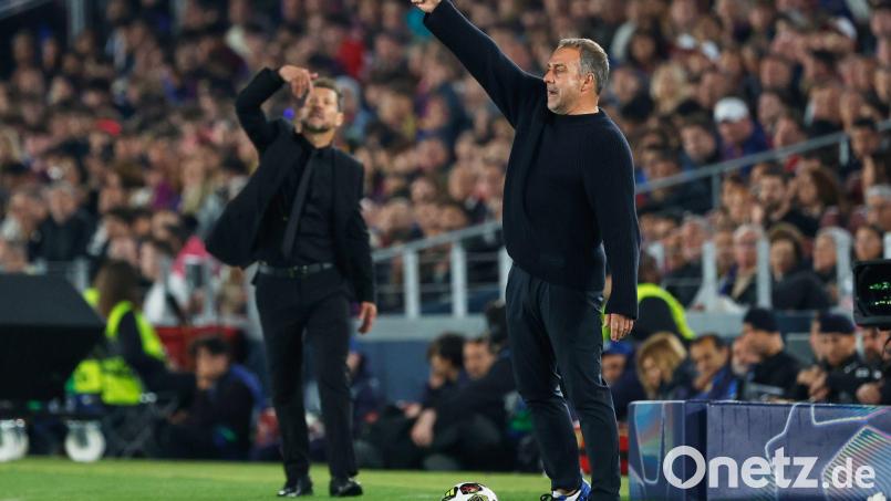 Glaubt noch an das Weiterkommen: Barça-Trainer Hansi Flick (r., Archivbild) Bild: Joan Monfort/AP/dpa