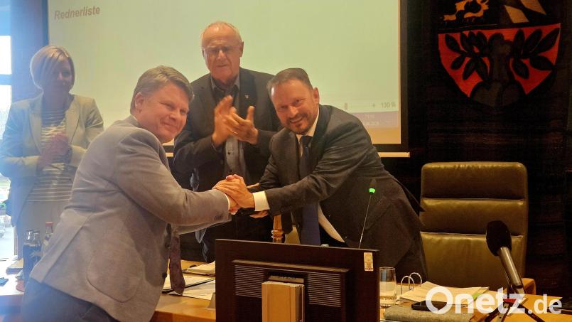 Kurz nach seiner Dankesrede schütteln sich Jens Meyer (rechts) und sein Nachfolger Benjamin Zeitler die Hand. Bild: blf