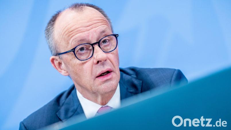 Bundeskanzler Friedrich Merz zeigt sich erleichtert über den Wahlausgang in Ungarn. Bild: Michael Kappeler/dpa