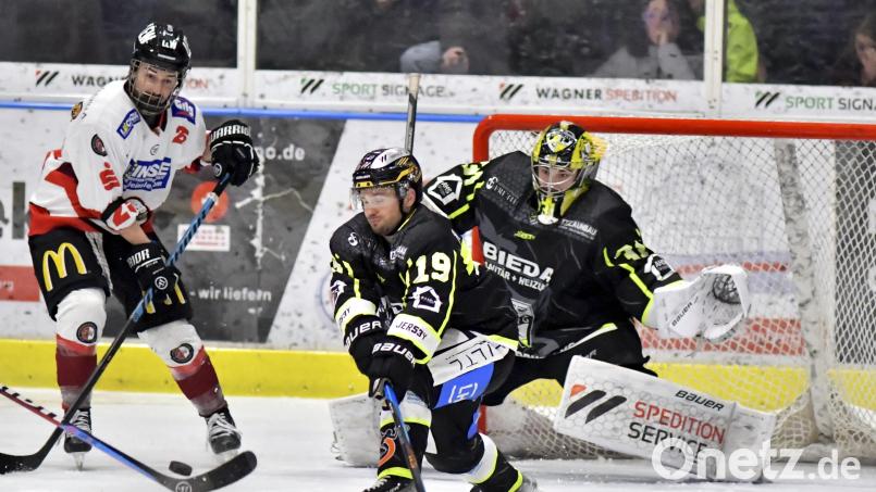 Kevin Schmitt (Mitte) vom ERSC Amberg trägt auch weiterhin das Trikot des ERSC Amberg. Archivbild: Hubert Ziegler