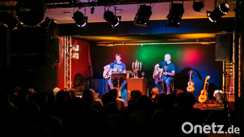 Tauchen Sie ein in einen Abend voller Poesie, Komik und handgemachter Musik mit Zwoa Achterl. Bild: Thomas Obermeier