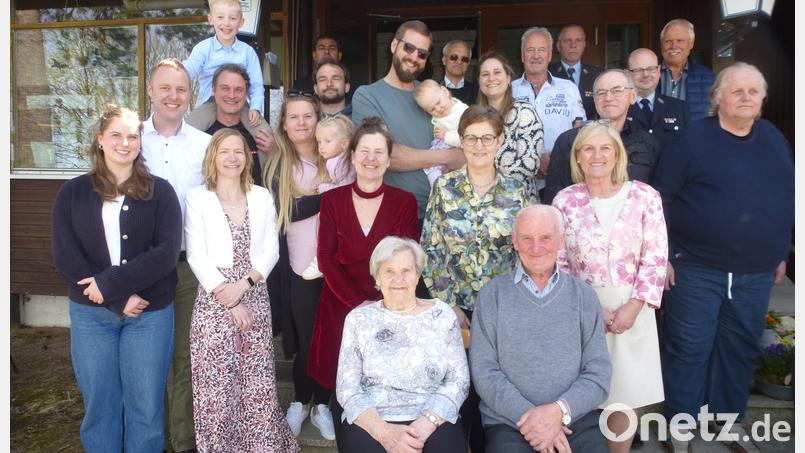 Über zahlreiche Gratulanten freute sich Benno Fischer (vorne rechts) im Beisein seiner Agnes (vorne sitzend), der Töchter, Enkel und Urenkel. Segenswünsche überbrachten auch Geistlichkeit und Vereinsvertreter. Bild: Siegfried Bock