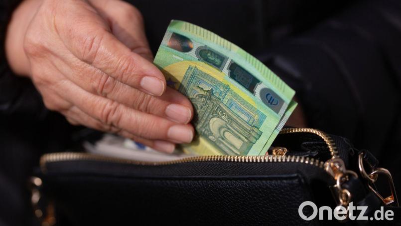 Eine Mehrheit der Bevölkerung sieht laut einer Allianz-Umfrage Lebenshaltungs- und Gesundheitskosten als größtes finanzielles Risiko im Alter. (Symbolbild) Bild: Fernando Gutierrez-Juarez/dpa