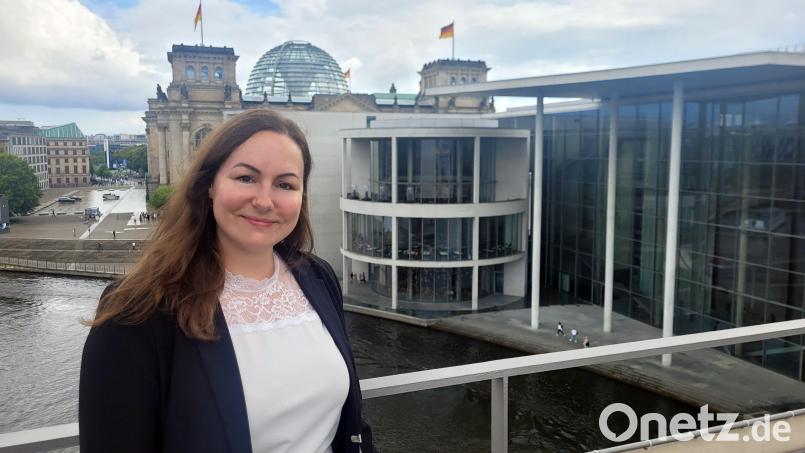Lisa Fickert steht auf der Brücke vor dem Paul-Löbe-Haus in Berlin. Es ist das zentrale Funktionsgebäude des Deutschen Bundestages und einer ihrer Arbeitsorte. Bild: Fickert