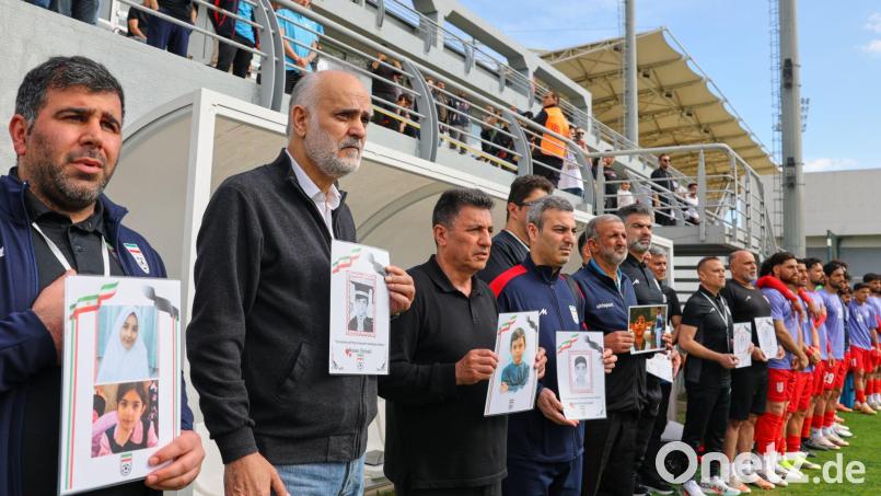 Irans Fußball-Nationaltrainer Amir Ghalenoei (3.v.l.) spricht über eine WM-Teilnahme. (Archivbild) Bild: Riza Ozel/AP/dpa