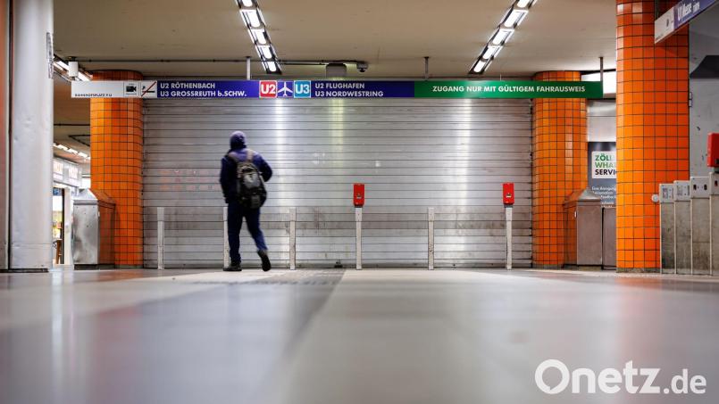 Wegen des Warnstreiks blieben erneut viele Fahrzeuge in den Depots. Archivbild: Daniel Karmann/dpa