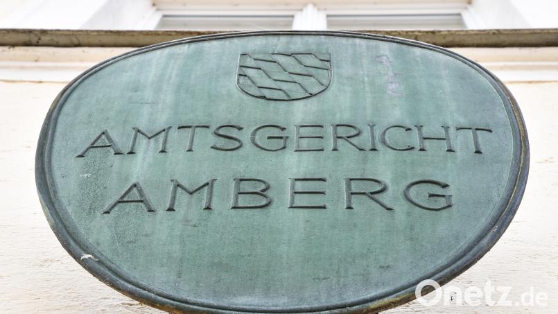 Vor dem Amtsgericht Amberg sahen sich zwei Nachbarn wieder, die an Heiligabend in Streit geraten waren. Der eine wurde wegen Bedrohung in Tateinheit mit Beleidigung zu einer Geldstrafe verurteilt. Symbolbild: Petra Hartl