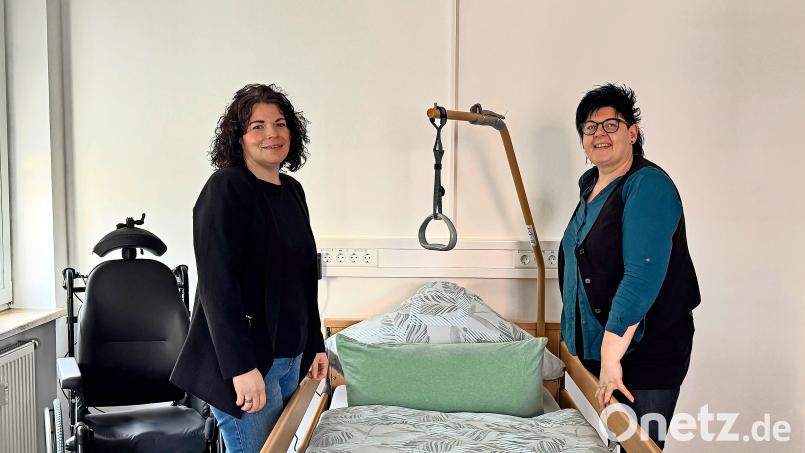 Nicole Rasp (links) und Sandra Ebenschwanger von Karbstein Care in einem der noch nicht belegten Patientenzimmer. Bild: Matthias Bäumler