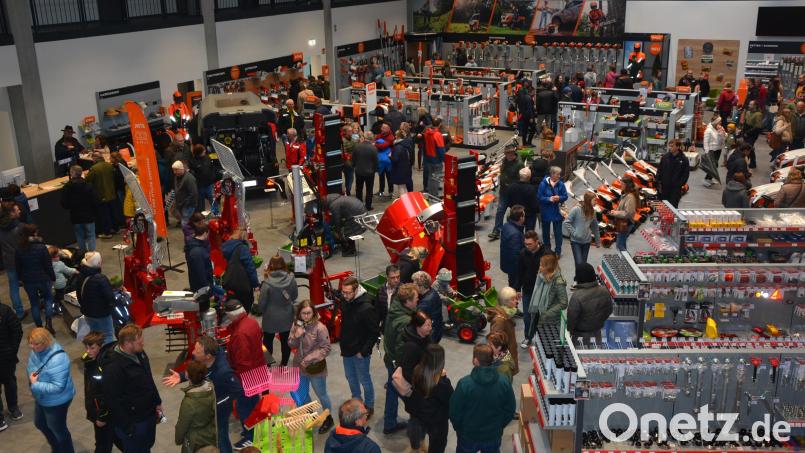 Im neuen Technikzentrum der Raiffeisen Waren GmbH Nordoberpfalz gab es am Sonntagnachmittag phasenweise kaum mehr ein Durchkommen. Bild: jr