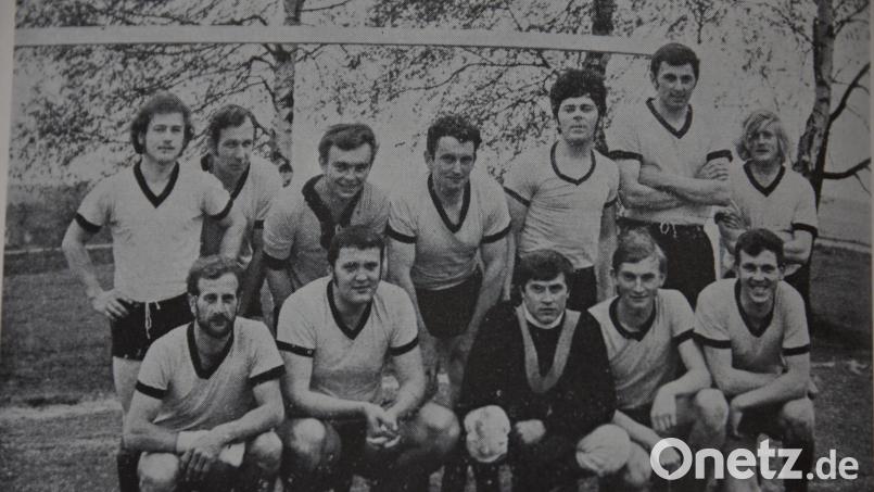 Waldauer Fußballer aus längst vergangenen Zeiten. Damals liefen auch Altbürgermeister Josef Zilbauer (kniend, Zweiter von links) oder der ehemalige Kirchenpfleger Franz Rothe (kniend, rechts) mit ein. Repro: dob