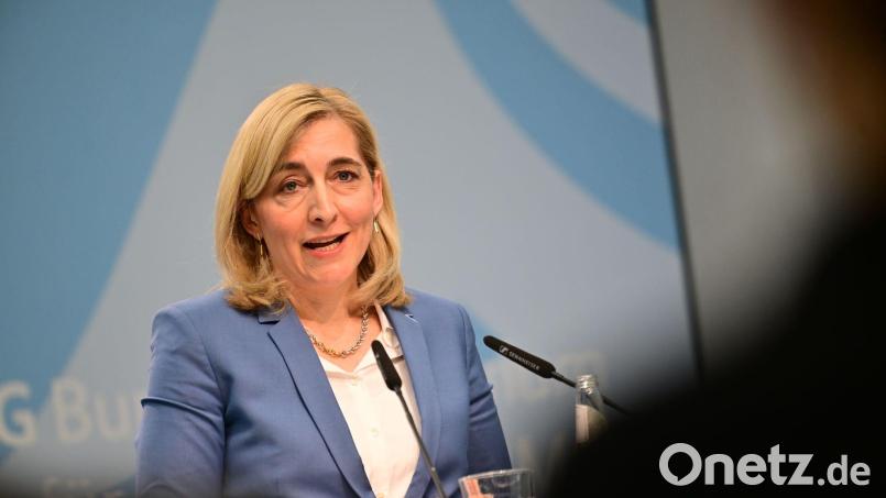 Bundesgesundheitsministerin Nina Warken (CDU) will nicht nur sparen, sondern auch neue Weichen stellen. Bild: Sebastian Gollnow/dpa