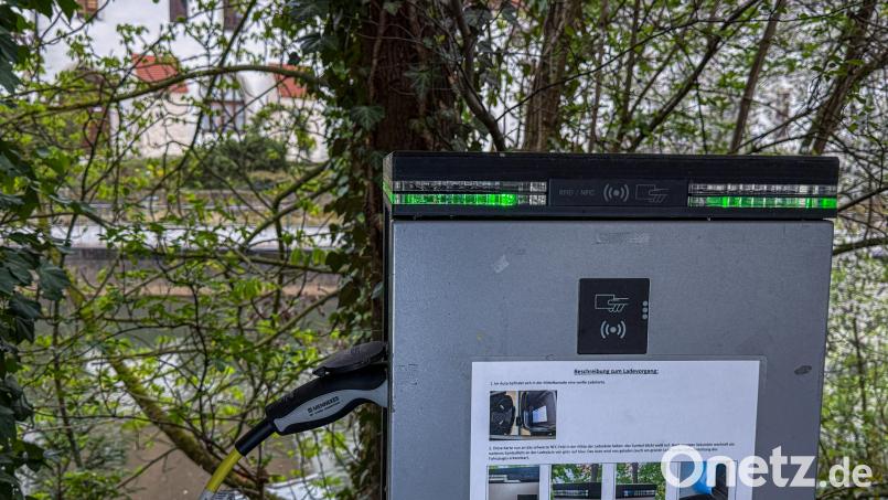 Das Landratsamt Amberg- Sulzbach will mehr E-Ladesäulen und einen Schnelllader für das Auto vom Landrat. Insgesamt ist die Stromversorgung im Landratsamt bereits heute überlastet. Um das zu beheben, muss eine Leitung unter der Vils zwischen Rosengarten und Landratsamt verlegt werden. Bild: Stephan Huber