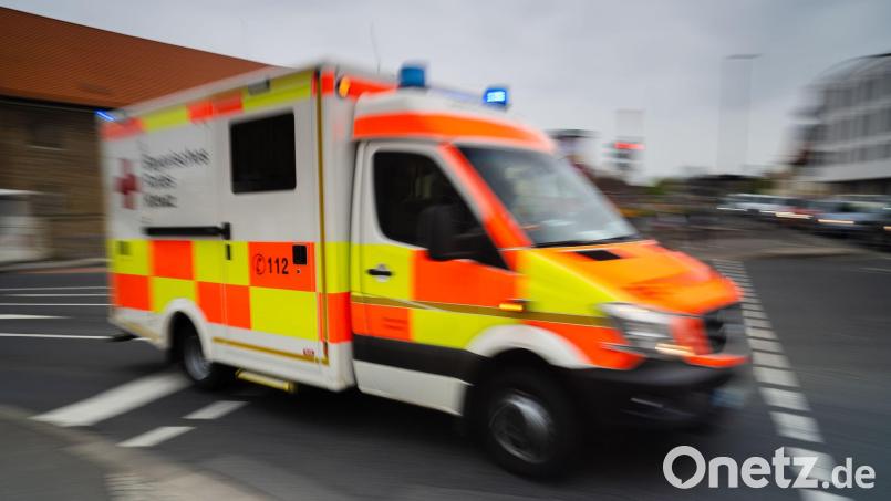 Ein Rettungswagen überquerte mit Blaulicht und Martinshorn die Kreuzung, während der Radlader grün hatte. (Symbolbild) Bild: Nicolas Armer/dpa