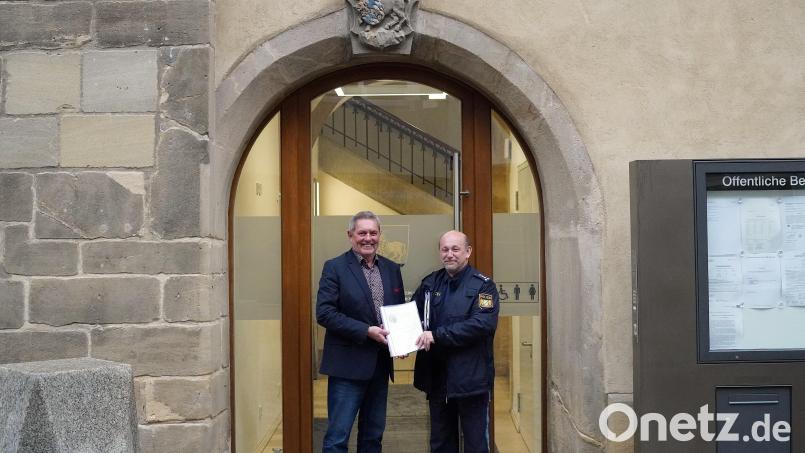 Seinen letzten Bericht zur Sicherheitslage in Auerbach nahm Bürgermeister Joachim Neuß von Inspektionsleiter Manfred Plößner entgegen. Bild: jma