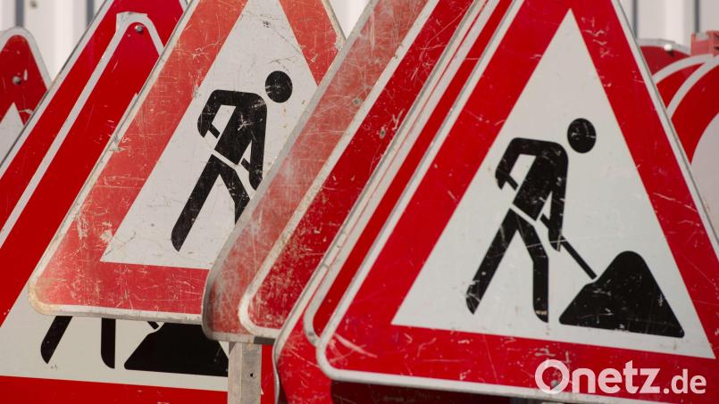 Die Stadt Amberg informiert über die Sperrung des Mariahilfbergwegs für Asphaltierungsarbeiten. Symbolbild: Sebastian Kahnert / dpa