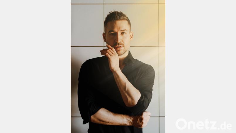 Das Kennzeichen von Christoph Baierl ist seine klare und ausdrucksstarke Tenorstimme. Für die Aktion „Lichtblicke“ gibt er ein Benefizkonzert in der Volkshochschule Weiden-Neustadt. Bild: Benjamin Ebi