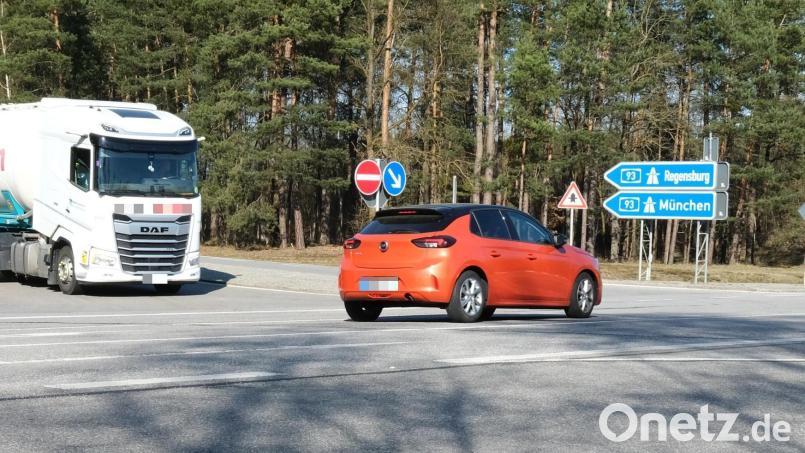 Die Kreuzung an der Autobahnausfahrt bei Klardorf bekommt eine Ampelanlage – vorausgesetzt, die Stadt Schwandorf zieht mit. Bild: Hirsch