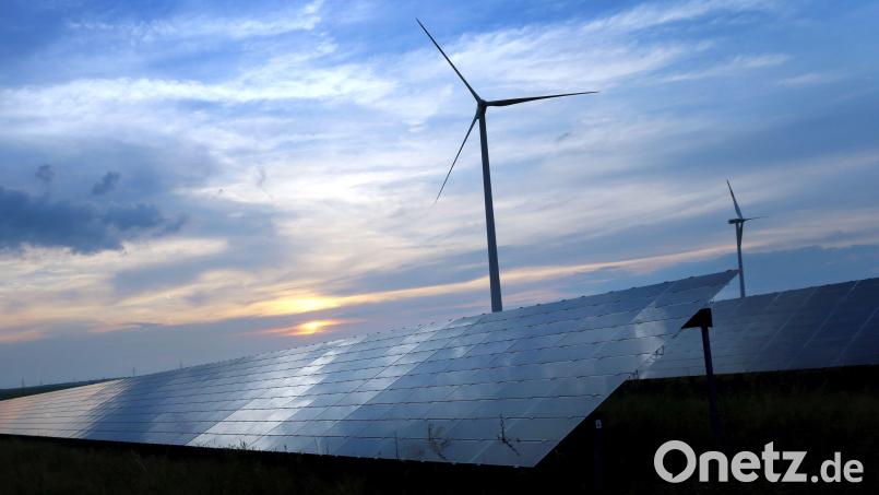 Solarzellen und Windräder sind wichtige Bestandteile bei der Energiewende. Auch die Amberger Stadtwerke setzen auf diese beiden Elemente, um die an sie gestellten Anforderungen erfüllen zu können. Symbolbild: Karl-Josef Hildenbrand