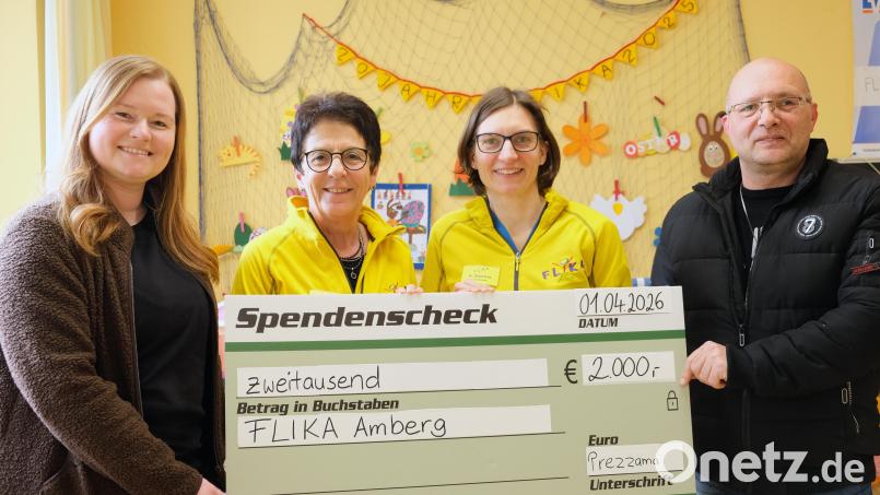 Maria Zweck und Thomas Prezzama von Schnellecke Logistics überreichten an die beiden Vorsitzenden von FLIKA, Margit Meier und Dr. Birgit Prey (beide in der Mitte), symbolisch 2000 Euro. Bild: Verena Uschold, Klinikum St. Marien Amberg