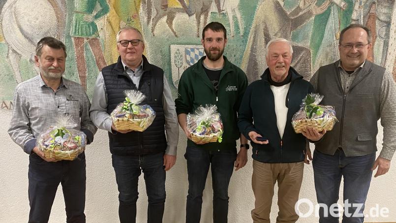 Reinhard Burger, Robert Eichhorn, Christian Hartinger und Werner Braun scheiden aus dem Gemeinderat aus. Bürgermeister Ludwig Gürtler bedankte sich mit einem passenden Geschenk. Bild: Josef Glas