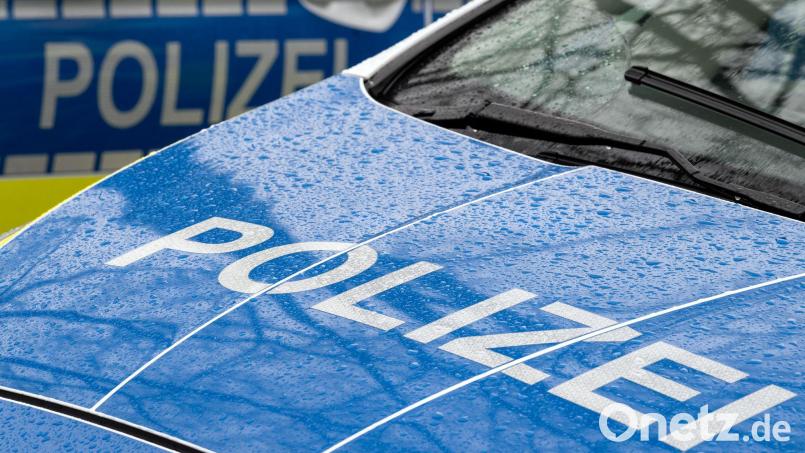 Mit Schmierereien vor einem Carport beschäftigte sich die Polizei in Schwandorf. Symbolbild: Soeren Stache/dpa