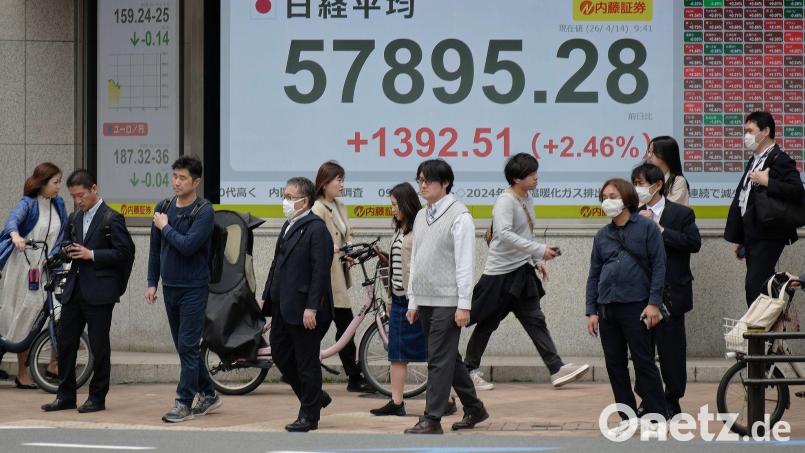 Der japanische Leitindex Nikkei 225 ist positiv in den Handelstag gestartet. Bild: Eugene Hoshiko/AP/dpa
