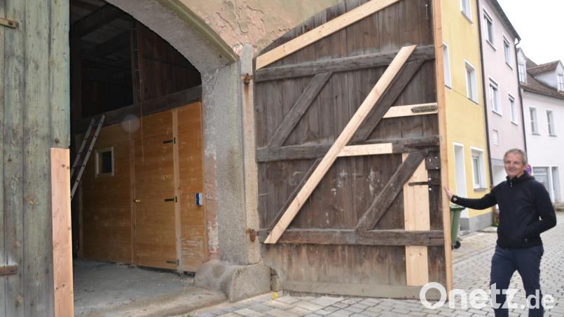 An der Schmellerstraße öffnet Architekt Josef Weber aus Nürnberg das imposante Holztor des Mehler-Stodls, um Oberpfalz-Medien einen exklusiven Einblick in das denkmalgeschützte Gebäude zu gewähren. Bild: Thorsten Schreiber