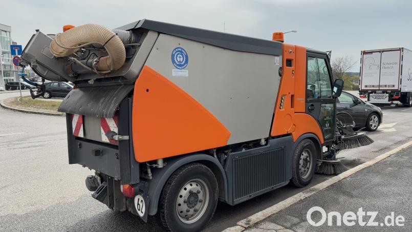 In Schwandorf sind ein Auto und diese Kehrmaschine kollidiert. Bild: PI Schwandorf