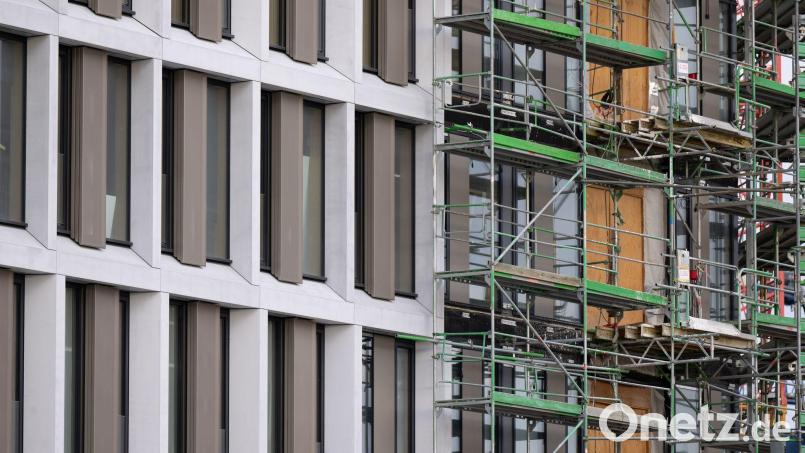 Wenn möglich, sollen Neubauten für staatliche Behörden in Zukunft die Ausnahme sein. „Mieten statt bauen“ lautet das neue Motto der Staatsregierung für Liegenschaften. (Illustration) Bild: Sven Hoppe/dpa