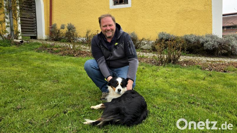 Hubert Schicker mit Hündin Bella vor dem heimischen Hof in Pechtnersreuth: Zu Hause auf dem idyllisch gelegenen Anwesen kann der künftige Landrat abschalten und Kraft tanken. Bild: lnz