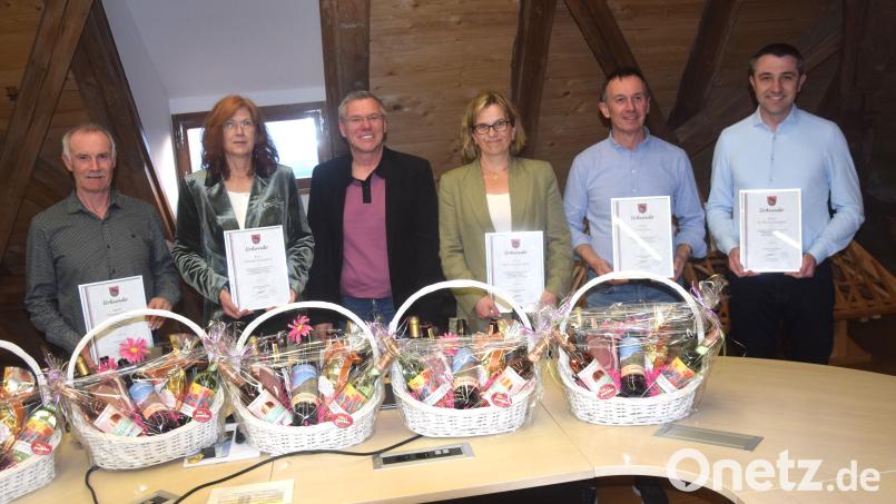 Mit Urkunden und Geschenkkorb verabschiedete Bürgermeister Reinhard Sollfrank (Dritter von links) die Marktratsmitglieder Hans Kick, Alexandra Gammanick (von links) sowie Dr. Michael Gleißner, Heinz Rast und Silvia Korsche-Ströhl (von rechts). Bild: fz