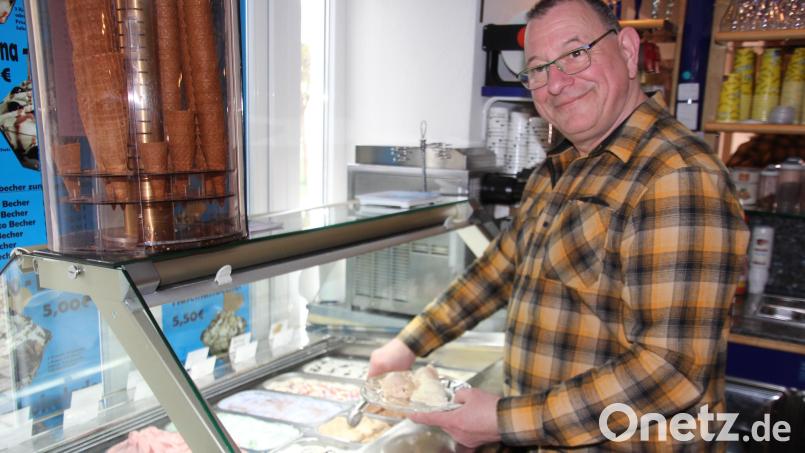 Stephan Lauterbach vom Eiscafé Iris in Konnersreuth bereitet ein Giotto-Eis zu. Bild: Konrad Rosner