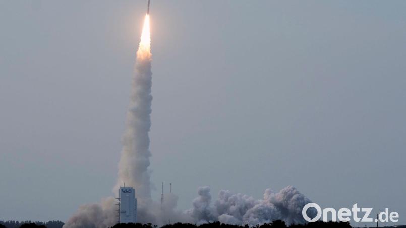 Amazon will mit dem Kauf von Globalstar eine Abkürzung beim Aufbau des Satelliten-Netzwerks nehmen. (Archivbild) Bild: John Raoux/AP/dpa