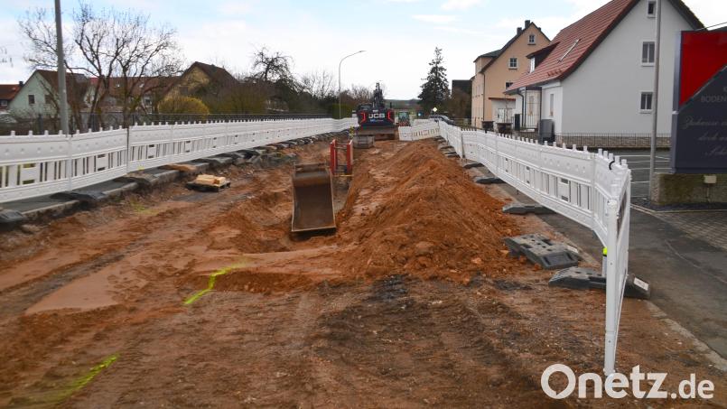 Zusammen mit dem Staatlichen Hochbauamt Bayreuth investiert die Gemeinde Speichersdorf rund 3,5 Millionen Euro in den kompletten Neubau der Neustädter Straße und die darin liegende Infrastruktur. Bild: ak