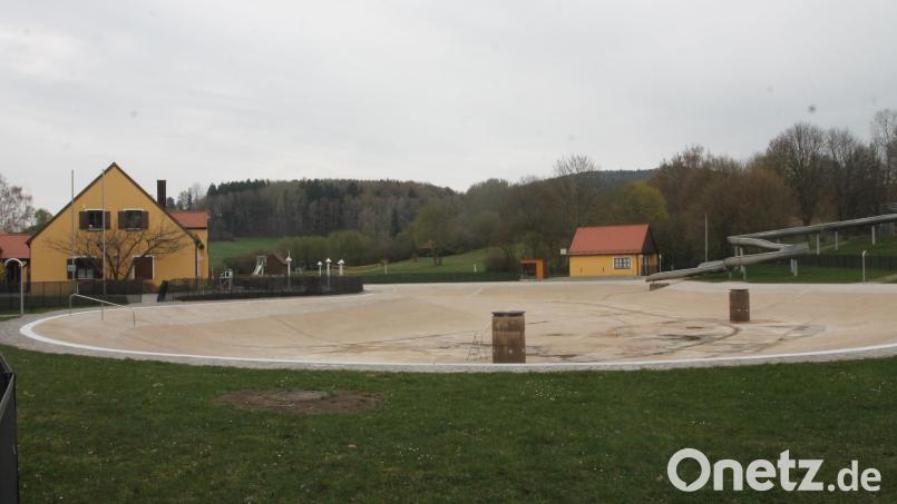 Noch fehlt das Wasser. Die Vorbereitungen für den Beginn der Badesaison in der Freizeitanlage "Bäckeröd" sind aber im Gange. Bild: pi