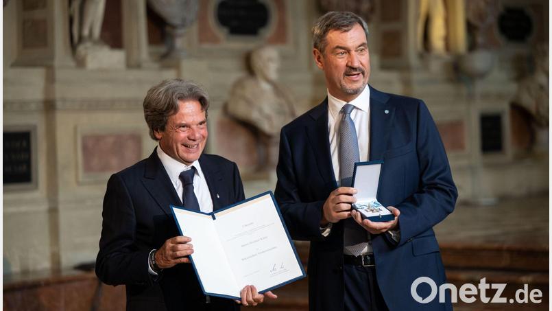 Michael Käfer (l.) ist auch Träger des bayerischen Verdienstordens. Bekommen hat er ihn von Ministerpräsident Markus Söder. (Archivbild) Bild: Lukas Barth/dpa