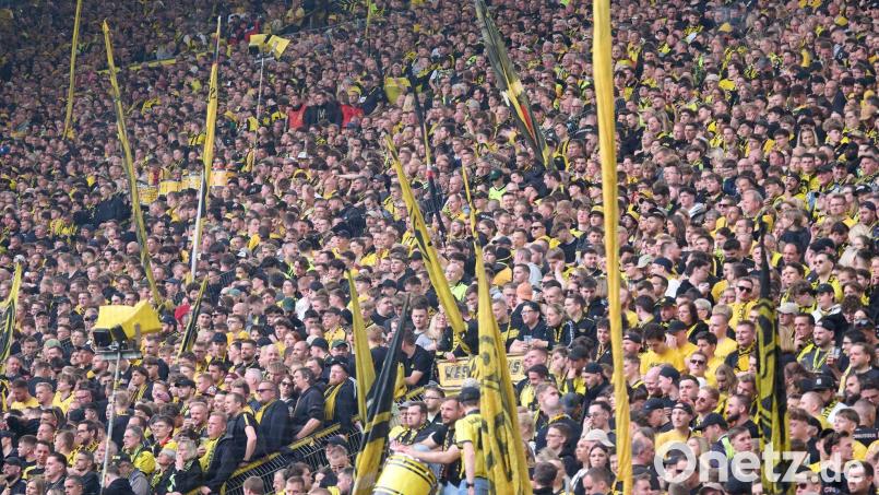 BVB-Fans schweigen infolge eines medizinischen Not-Einsatzes im Stadion Bild: Bernd Thissen/dpa